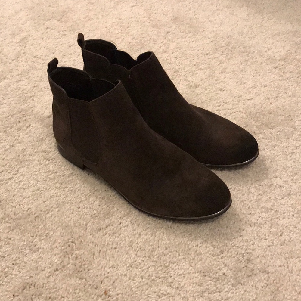 Brown suede Chelsea boots